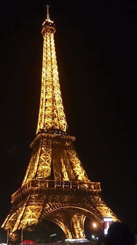 Le tour eiffel a jailli pour le centenaire de la prise de la bastille, en 1889, du côté du champs de mars bordant la seine, sur le lieu même où le 14 juillet 1790 s'était célébré un des temps forts de la. Illuminata Tour Eiffel - Viaggi, vacanze e turismo ...