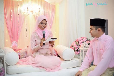 Sebagai inti dari proses pernikahan, akad nikah merupakan momen yang paling penting dalam prosesi. Bertunang - akad nikah ceremony (overall)