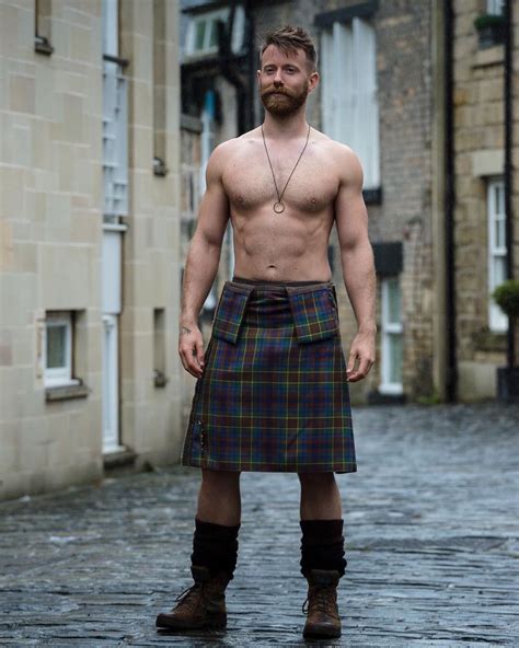 True scotsman is a humorous term used in scotland for a man wearing a kilt without undergarments. Kilt männer von Nancy Tas auf Scottish Men | Männer outfit ...