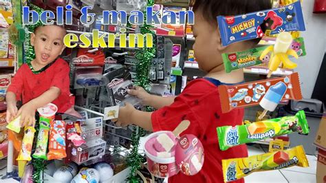 Beberapa kali kami melakukan ciuman lembut di dalam mobil atau saat berada di tempat sepi. Nizam beli dan makan eskrim pertama kali anak balita - YouTube
