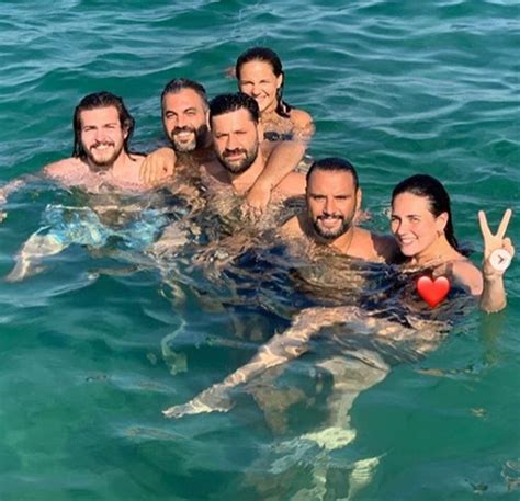 Son dönemin en çok konuşulan çiftleri arasında yer alan türkücü alişan ile eşi buse varol, gündemde sık sık yer alıyor. Buse Varol'dan eşi Alişan'a sulu şaka - Magazin haberleri ...