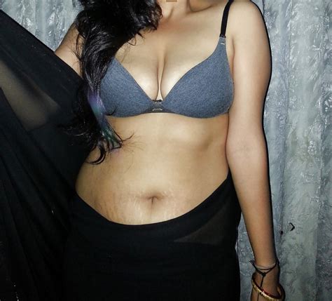Then again one more mallu bhabhi expose their cleavage and navel in transparent thin satin saree in the house party. desi-hot-sexy-bhabis-cleavage-photos