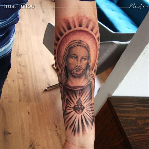 As tatuagens do sagrado coração de jesus podem ter muitas variações, mas normalmente o coração é rodeado de espinhos com uma chama que foge do topo. Tatuagem Imagem Jesus Sagrado Coração | Imagens de ...