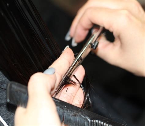Molto comoda e facile da realizzare e mantenere con il fai da te anche la classica frangia. Taglio capelli fai-da-te: 3 metodi per una chioma ...