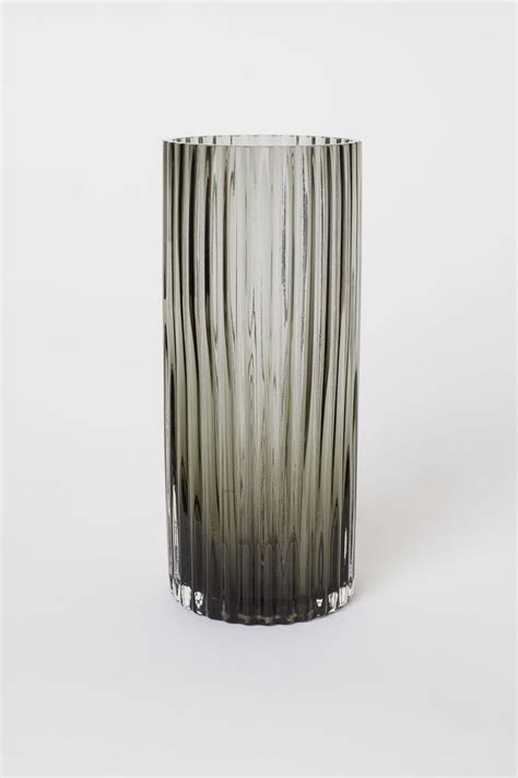 Choose from a variety of large and small vases in glass, stoneware, metal and more. Geriffelte Glasvase | Grau | H&M HOME | H&M DE | Glasvase ...