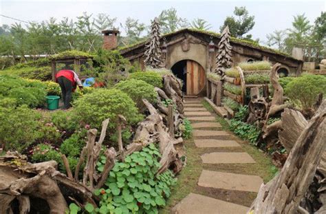 Ada rumah hobbit, spot foto 3d atau pemandangan sekitar gunung panten sendiri yang menakjubkan. Farmhouse Lembang di Bandung, Harga Tiket Masuk, Peta Dan ...