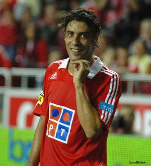 Portekiz millî futbol takımı ve sl benfica'da forma giymiştir. "OS FANÁTICOS DA BOLA" Bruno Moleiro: Rui Costa ...