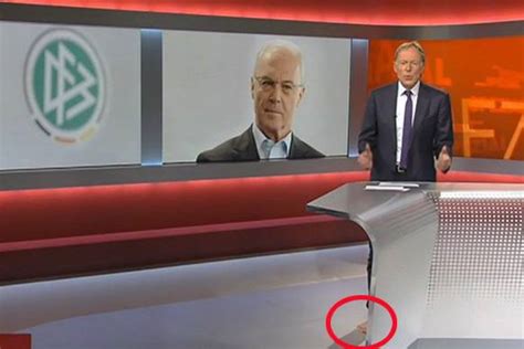 Über 30 jahre war er eines der prägenden gesichter und eine der einprägsamen stimmen vieler sportsendungen im zweiten, wird. Wolf-Dieter Poschmann moderiert ZDF-Spezial barfuß - B.Z ...