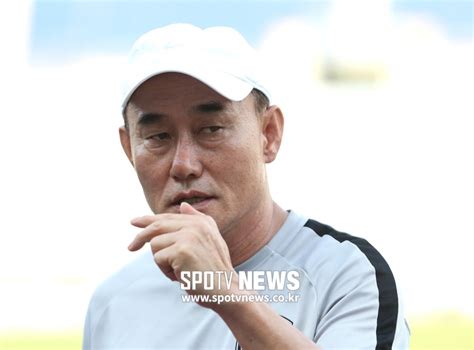 직설인터뷰 김학범의 감독론① "감독은 하루 아침에 ...