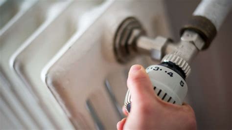 Guten tag, ich wohne in einem mehrfamilienhaus, wo die heizkörper/heizungen durch eine zentralheizung in keller gesteuert werden. So halten Sie Ihre Wohnung auch ohne Heizung warm | Wohnen