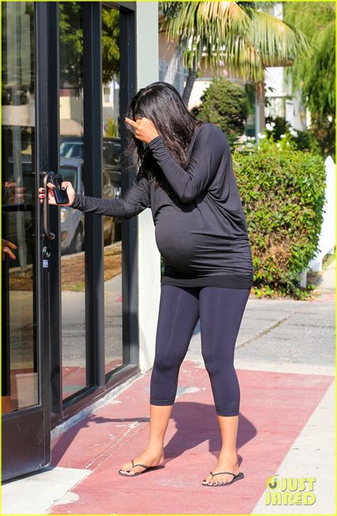Being a famous hollywood celebrity means keeping a tight hold on your brand. Pregnant Zoe Saldana Gives the Middle Finger: Photo ...