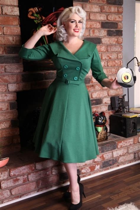 As such, it makes a beautiful choice for large and traditional weddings and is perfect for brides who want to feel like a princess on their big day. Secretary 50s circle dress green