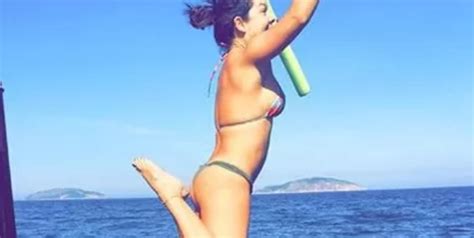 Falo com o thiago sempre. Fernanda Souza curte férias e pula do barco de biquini
