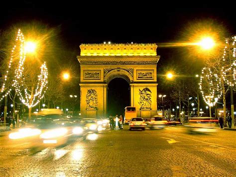 Znajdujący się w centrum paryża łuk triumfalny (arc de triomphe) jest obok wieży eiffla, luwru i jeszcze kilku innych miejsc, jednym z najważniejszych symboli stolicy francji. Paryż - Łuk Triumfalny w Paryżu - zdjęcia