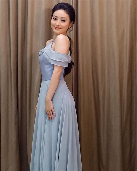 Ia tampil dengan dress pink. Hadiri Pernikahan Felicya & Hito, Gaya Natasha Wilona Jadi Sorotan - Foto 1
