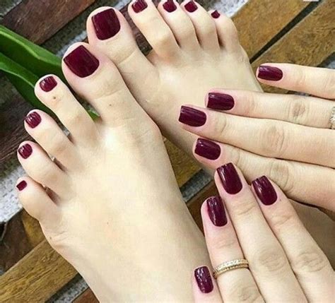 Algunas de estas uñas pintadas tienen decoraciones fáciles y sencillas, en las que no se aplican pocos colores y se complementa con puntos o accesorios, pero otras requerirán más técnica e incluso una buena habilidad para realizar para realizar decoraciones de uñas a mano alzada, que es una. Gama de rojo | Uñas manos y pies, Manicura de uñas, Uñas de los pies pintadas
