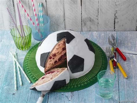 Echte chocoholics verlangen nach schokolade im teig. Fußball-Torte: Sauerkirsch-Traum mit Schoko-Biskuit ...