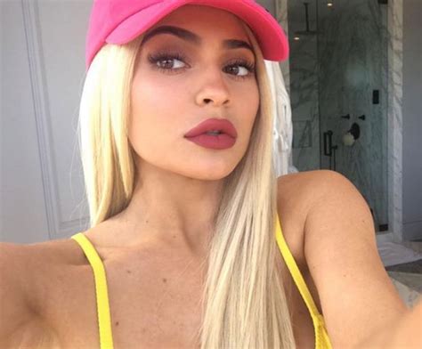 That's one way to clean a closet! Kylie Jenner showcases curvy bikini body poolside as it's ...