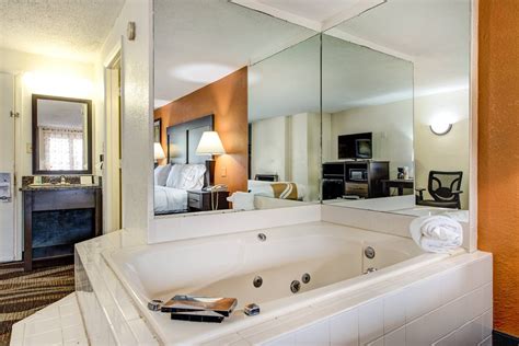 Guests of this connecticit hotel are invited to enjoy the free continental breakfast. One of our King Jacuzzi suites at Quality Inn Creekside ...