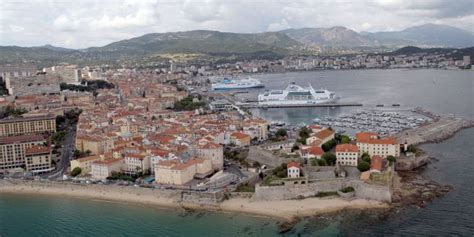 Depuis ce mercredi, le pass sanitaire est entré en vigueur. En Corse, un passeport sanitaire donnerait "le coup de ...