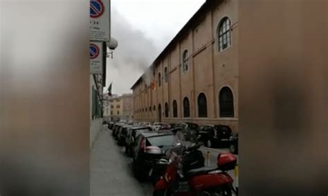 Principio d'incendio in un'abitazione, un ricoverato / video. Incendio nell'armeria della questura, poliziotto muore a ...