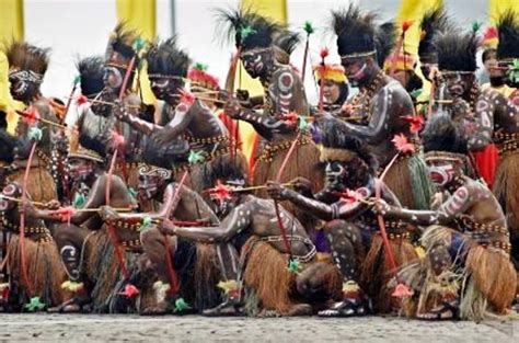 Suku batak merupakan salah satu suku bangsa terbesar di indonesia, berdasarkan sensus dari badan pusat satistik pada tahun 2010.nama ini merupakan sebuah tema kolektif untuk mengidentifikasikan beberapa suku bangsa yang bermukim dan berasal dari pantai barat dan pantai timur di provinsi sumatera utara. Suku Asmat - Upacara, Adat Istiadat, Rumah, Ukiran dan ...