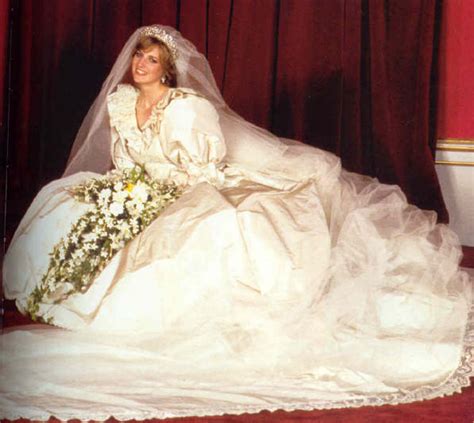 Das mit 10.000 perlen und einer 7,62 meter langen schleppe ausgestattete kleid trug die einstige frau von prinz charles bei ihrer hochzeit 1981. Luxus Brautkleider der Prinzessin Diana | Persunkleid