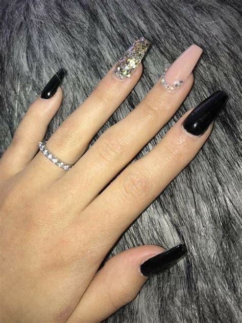 Para el siguiente diseño mezclan rosa blanco y plateado. Uñas De Acrilico 2019 Negras Con Rosa - decorados de uñas