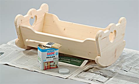 Krippe weihnachten holz holzspielzeug selber bauen kinder basteln holz weihnachtskrippe selber bauen holzspielzeug für kinder selber bauen anleitung anleitungen kreativ. Puppenwiege selber bauen | Holzspielzeug & Krippen | selbst.de