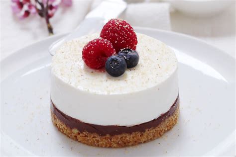 Ecco la ricetta base facile, infallibile e senza forno per farla a casa. Come fare una cheesecake leggera senza burro - Delicious ...