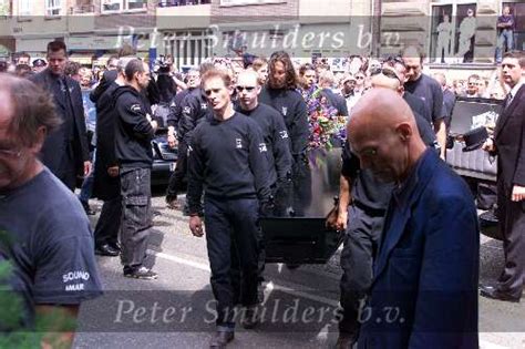 Ten einde raad sprong hij vanuit zijn kamer, van het amsterdamse hilton hotel, naar beneden. Fotoarchief Peter Smulders BV