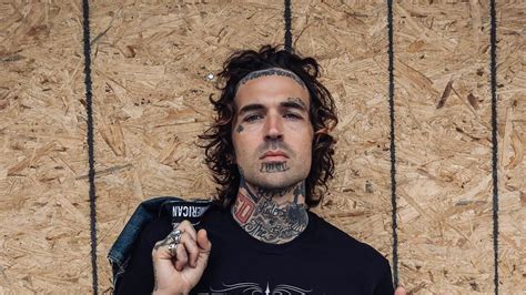 See a recent post on tumblr from @thatbeardedchef about yelawolf. Yelawolf выступает против Адама Кэлхуна и собирает ...