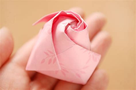 After a couple days in a row of featuring pocket square folds using more than one pocket square, i thought it would be time again for a simple fold using just one single. How to Fold a Paper Rose | Paper roses, Spiral pattern, Fold
