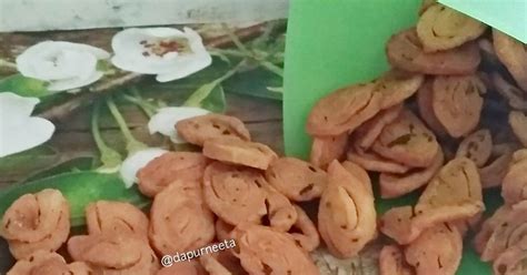 Masukan bahan kering kedalam wadah campur rata,masukan telur, garam,kaldu ayam,gula pasir,bawang goreng,daun seledri dan jagung yg sudah di blender, 839 resep keripik bawang enak dan sederhana - Cookpad