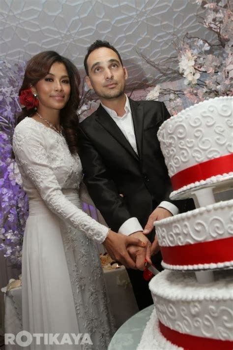 She married dan suami in 2014. GAMBAR KAHWIN DAN RESEPSI LINDA ONN - LIFESTYLE BLOGGER