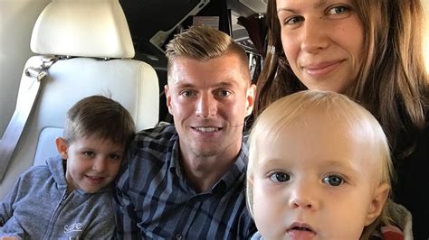 Diese szene ist ein gutes beispiel dafür. Zum ersten Mal: Toni Kroos zeigt seine süße Tochter (1 ...