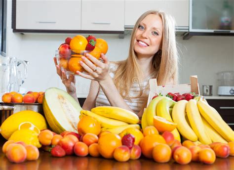 Il servizio gratuito di google traduce all'istante parole, frasi e pagine web tra l'italiano e più di 100 altre lingue. Mujer Rubia Feliz Cerca Del Montón De La Cocina De Las ...