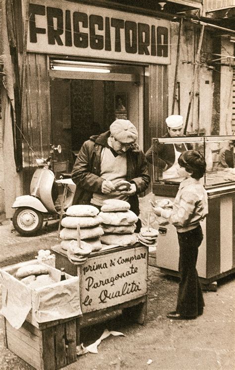 Antiche terrazze è una splendida dimora che vive a capodimonte, nell' antico palazzo minianti, edificio del xvii secolo recentemente ristrutturato, e in una delle strade piú ricche di storia di napoli, l' antica salita presepe. scatti famosi (photos célèbres) | Vintage italy, Vintage ...