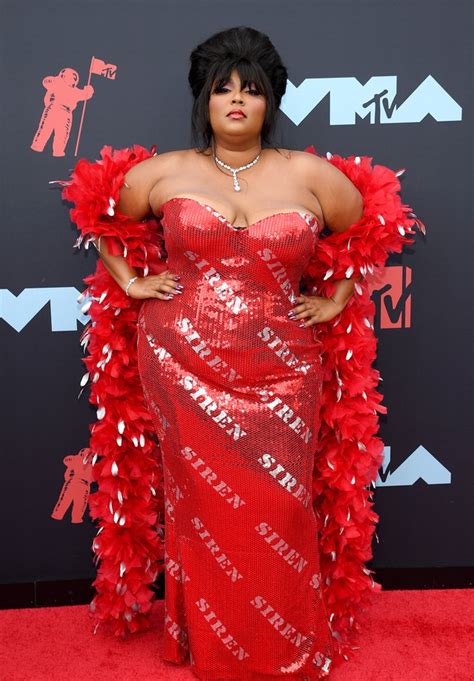 Lizzo was born melissa viviane jefferson on april 27 before signing with nice life and atlantic records, lizzo released 2 studio albums, lizzobangers. 7 lições de vida que todos podemos aprender com Lizzo ...