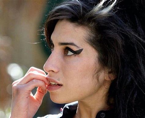 Once upon a time amy winehouse had a relatively healthy set of teeth. Hmm... sprinkles on my cone. Or no...? | Amy winehouse ...