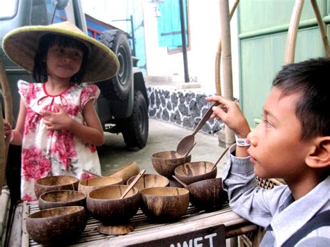 Gitar ini awalnya biasa aja, kemudian salah seorang pengrajin mengubahnya menjadi gitar luar biasa unik. Alat Rumah Tangga Tradisional Didokumentasikan