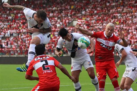 O vasco da gama finalmente conseguiu sua primeira vitória atuando em são januário nesta série b. Veja algumas fotos de CRB 1 x 2 Vasco - SuperVasco