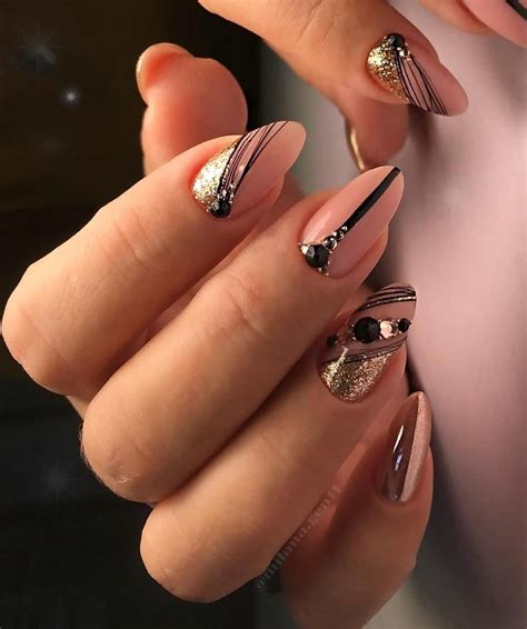 Aquí te ofrecemos unas sencillísimas que pueden sacarte de molestos problemas cotidianos. #uñasbonitas | Uñas decoradas con lineas, Manicura de uñas, Uñas acrílicias de gel