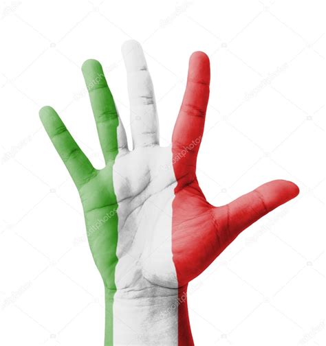 意大利国旗，也叫意大利三色旗，旗面由三个平行相等的竖长方形相连构成，从左至右依次为绿、白、红三色，和国歌il canto degli italiani(也作fratelli d'italia)一起成为意大利民族的象征。最初，意大利国旗的颜色同法国国旗的颜色一样，同为蓝、白、红。由三个垂直相等的长方形组成，从旗杆开始分别. 打开手举起，多用途的概念，漆色的意大利国旗是 — 图库照片©iJacky＃52416613