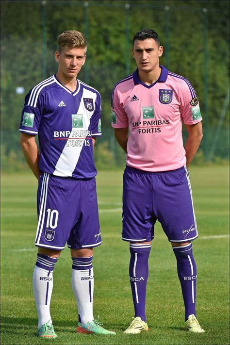 Dat maakte de griekse club bekend op zijn website. Anderlecht stelt nieuwe (paarse én roze) shirts voor ...