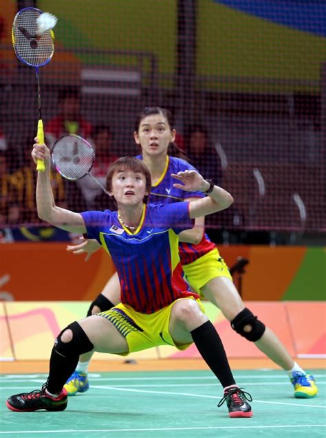 74 kah mun vivian hoo premium high res photos. (Badminton) M'sian women's doubles no.1 breeze through ...