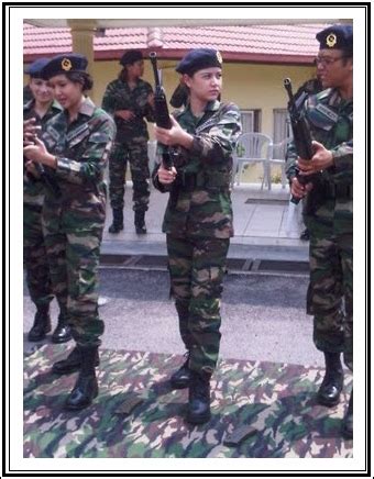 Kor dan regimen tentera darat malaysia (tdm) yang mempertahankan kedaulatan negara. Gambar Lisa surihani pakai baju celoreng tentera darat ...
