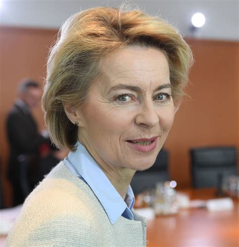 European commission president ursula von der leyen was taken aback to find her fellow top eu official taking the only chair available next to turkish president tayyip erdogan when the duo visited ankara, her spokesman said on wednesday. Parlamento aprova Ursula Von der Leyen presidente da ...