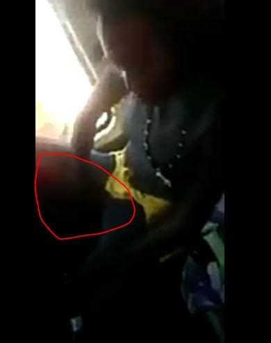 Nasil erkeklerde plajda ereksiyon halindeki siki saklamak gibi bir sorun varsa, kadinlarda da boyle bir sorun vardir. Commotion as Lady Rubs Money on Her V*gina Before Giving ...