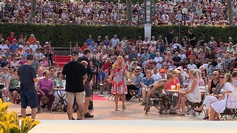 Genießen wir den vorletzten auftritt bevor wir nach dem #fernsehgarten nie mehr was von ihm hören. Andrea Kiewel reagiert im ZDF-Fernsehgarten auf den Gaga ...